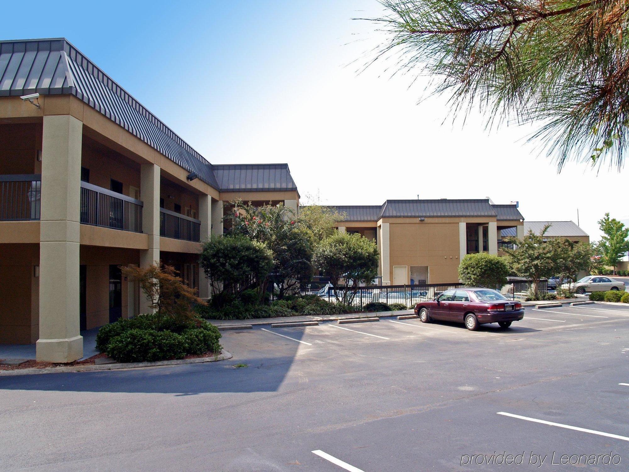 Quality Inn & Suites Near Six Flags - Austell Exterior photo